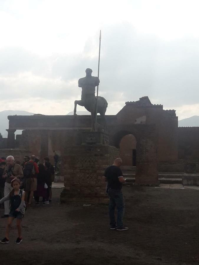 Rosy Monolocale Nel Centro Storico Di Torre Annunziata Di Fronte Scavi Oplonti Lägenhet Exteriör bild